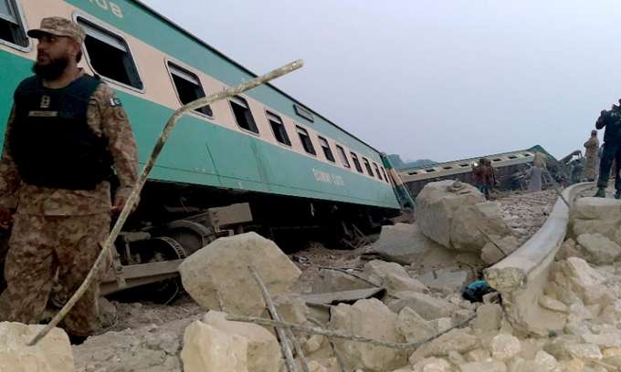 पाकिस्तानमा रेल जुधेर भएको दुर्घटनामा कम्तीमा ३० जना यात्रुको मृत्यु