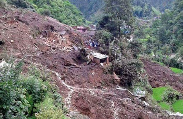 पहाडी भेगमा बसोबास गर्ने चेपाङका चार घर पहिरोले बगायाे