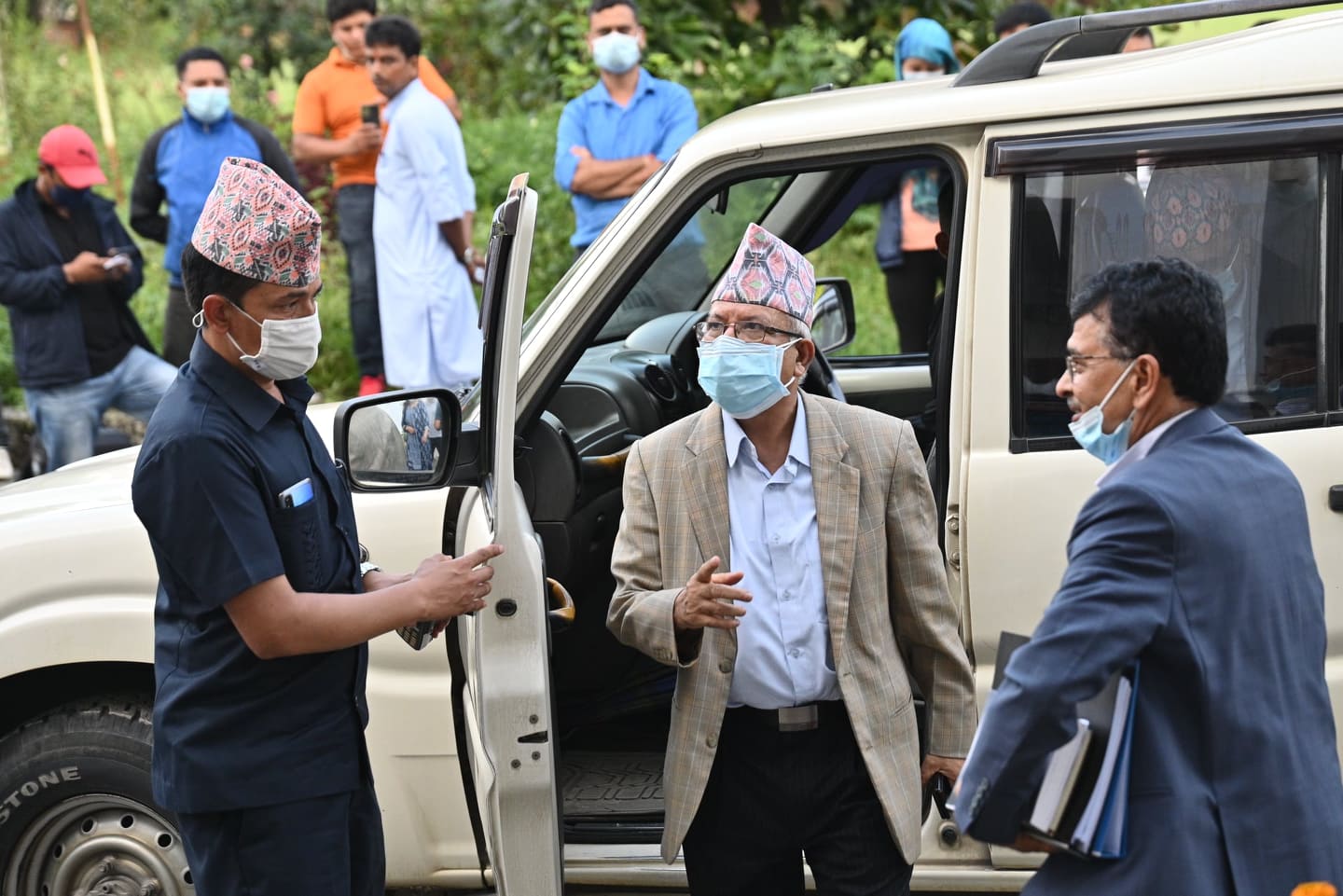 एमाले फुट्यो, नेपाल पक्षले ५८ केन्द्रीय सदस्य र ३१ सांसदको हस्ताक्षरसहित निर्वाचन आयोगमा दल दर्ता