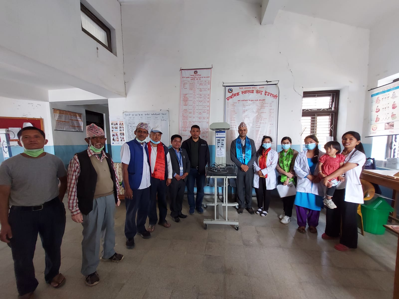 ज्योति विकास बैंकद्वारा देउराली प्राथमिक स्वास्थ्य केन्द्रलाई बेबीवार्मर प्रदान