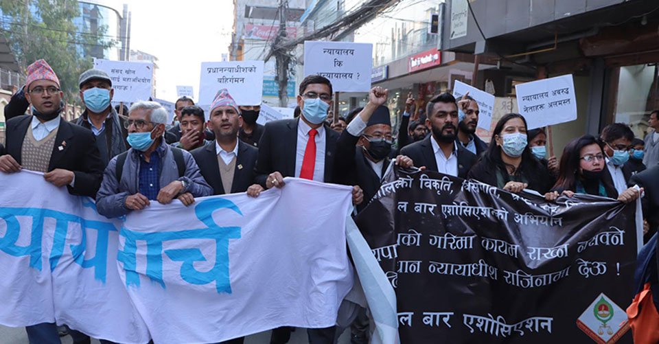 बारले प्रधानमन्त्रीलाई बुझायो ज्ञापनपत्र, प्रधानन्यायाधीशलाई महाभियोग लगाउन माग