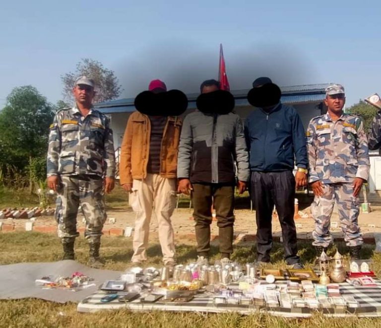 एक करोडभन्दा बढीको सुन, चाँदी र विदेशी मुद्रासहित तीन जना पक्राउ