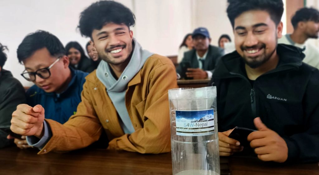 नेपाल इन्जिनियरिङ कलेजका विद्यार्थीहरू वर्षा सम्बन्धी तथ्याङ्क संकलनमा परिचालन