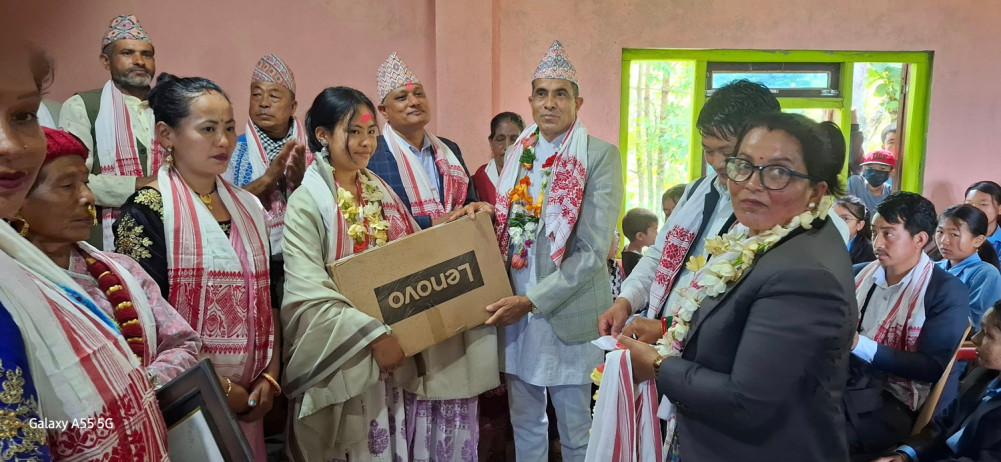 वडामा सर्वोत्कृष्ट अंक ल्याएकी वर्षा थुङ्गिम ल्यापटपसहित पुरस्कृत