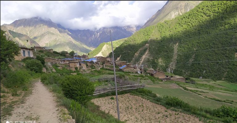 टिंकर गाउँमा छैन आधारभूत सेवा, पञ्चायतकालमा नेपाली बाटो, अहिले विदेशको भर