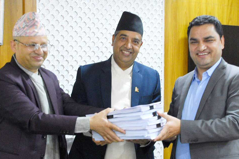 संघीय अस्पतालमा दुई हजार बढी जनशक्ती थप्ने तयारीमा स्वास्थ्य मन्त्री