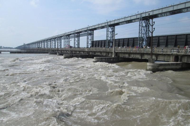 कोशी ब्यारेजमा बढ्यो पानीको सतह: खोलिए ५२ मध्ये १९ ढोका, बालियो रातो बत्ती !