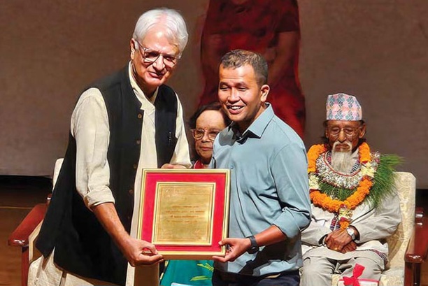 स्रष्टा गिरीलाई जगदम्बाश्री, कामिवोलाई मदन पुरस्कार प्रदान