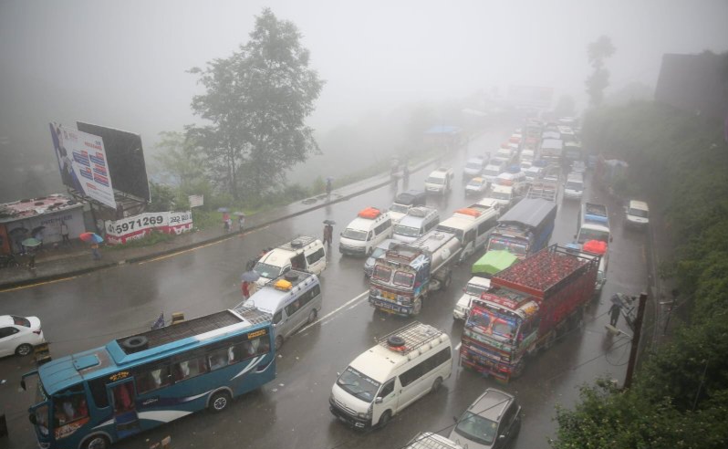 थानकोटबाट काठमाण्डौतिरै फर्कन आग्रह गर्दै प्रहरीको माइकिङ ! 