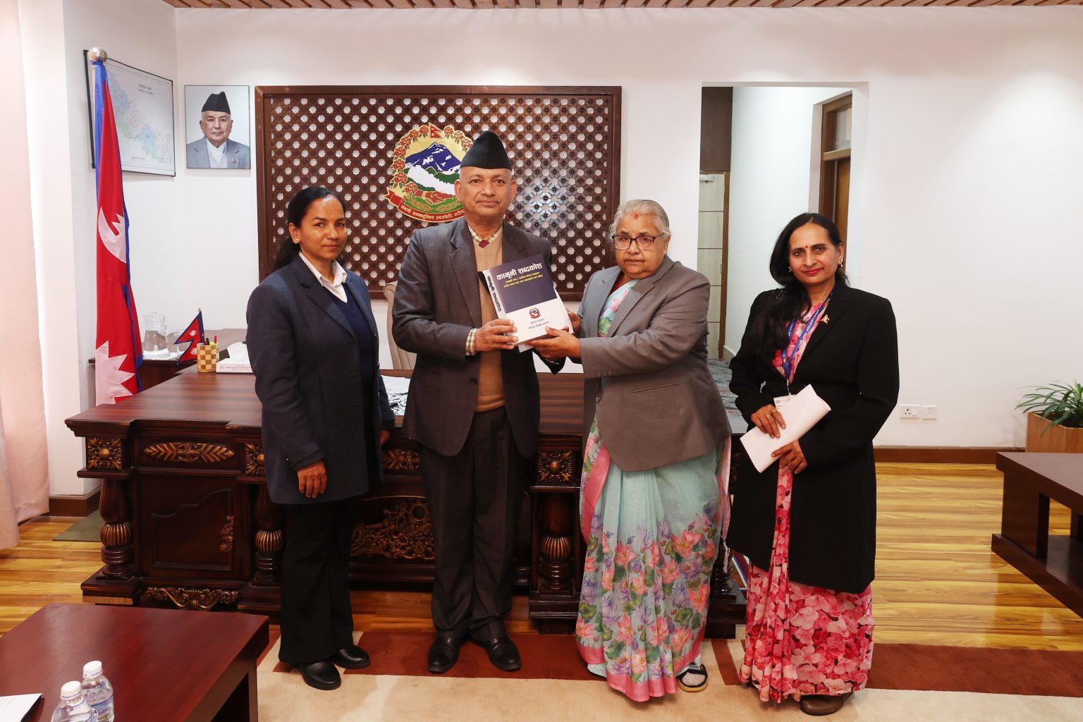 संविधान पुनरावलोकन अध्ययनबारे कानुन आयोगद्वारा प्रधानमन्त्री कार्कीलाई ब्रिफिङ