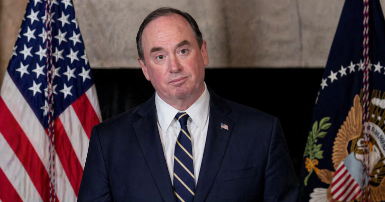 अमेरिकी नौसेना सचिव फेलेन पदमुक्त, हङ काओलाई कार्यवाहक