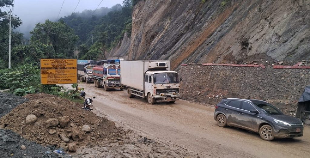 अविरल वर्षाले देशभर सडक सञ्जाल अस्तव्यस्त, नौ राजमार्ग पूर्ण अवरुद्ध