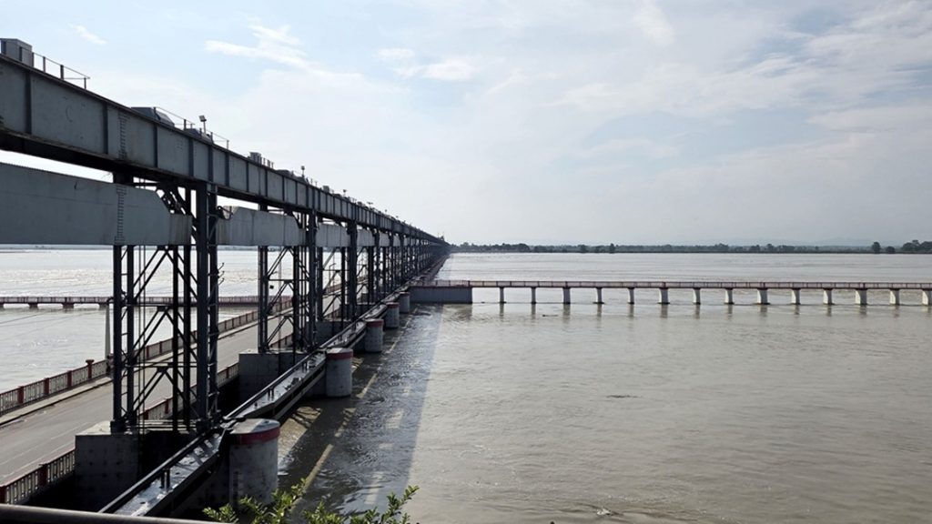 सप्तकोशीमा पानीको बढ्दो बहाव, रातो बत्ती बालियो र खोलिए बीस ढोका