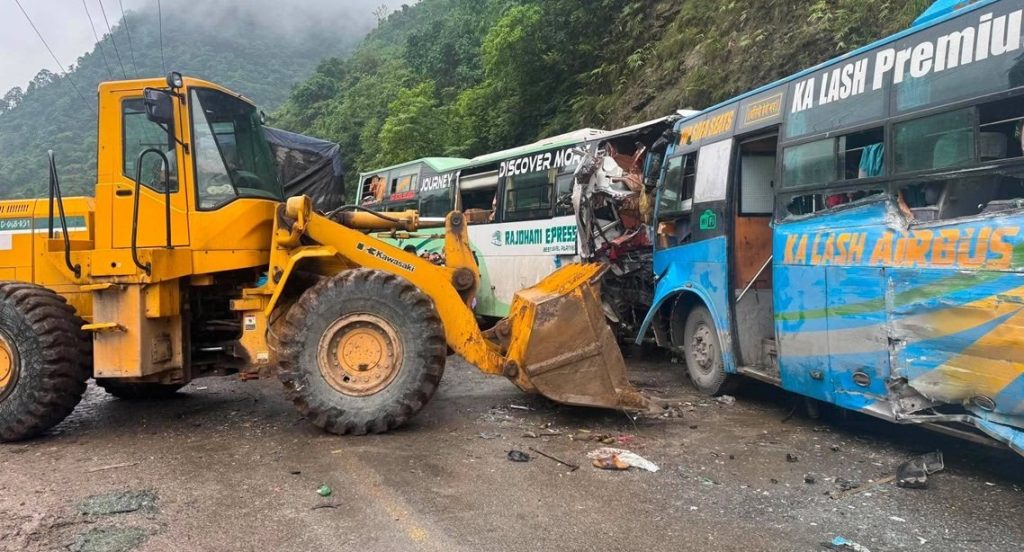 जलबीरेमा तीन सवारीसाधन ठोक्किँदा २५ भन्दा बढी घाइते, अवरुद्ध नारायणगढ–मुग्लिन सडक पुनः सञ्चालन