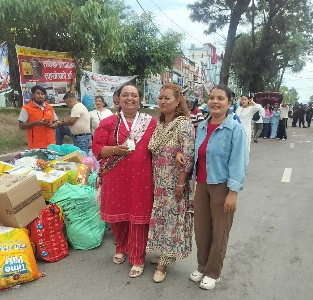 अपेक्षाभन्दा धेरै सहयोग जुट्यो, बाढीपीडितको घाउमा मलम लगाउन जुट्दै रोल्पाली चेली फाउन्डेसन