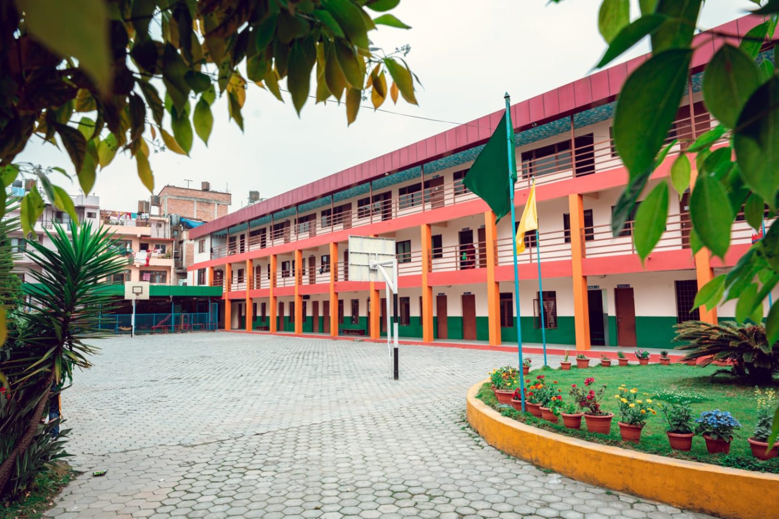 बाढीपीडितका लागि क्यानभास बसन्त ऋतु स्कुलको एक लाख एकाउन्न हजार नौ सय उनान्सय रुपैयाँ सहयोग