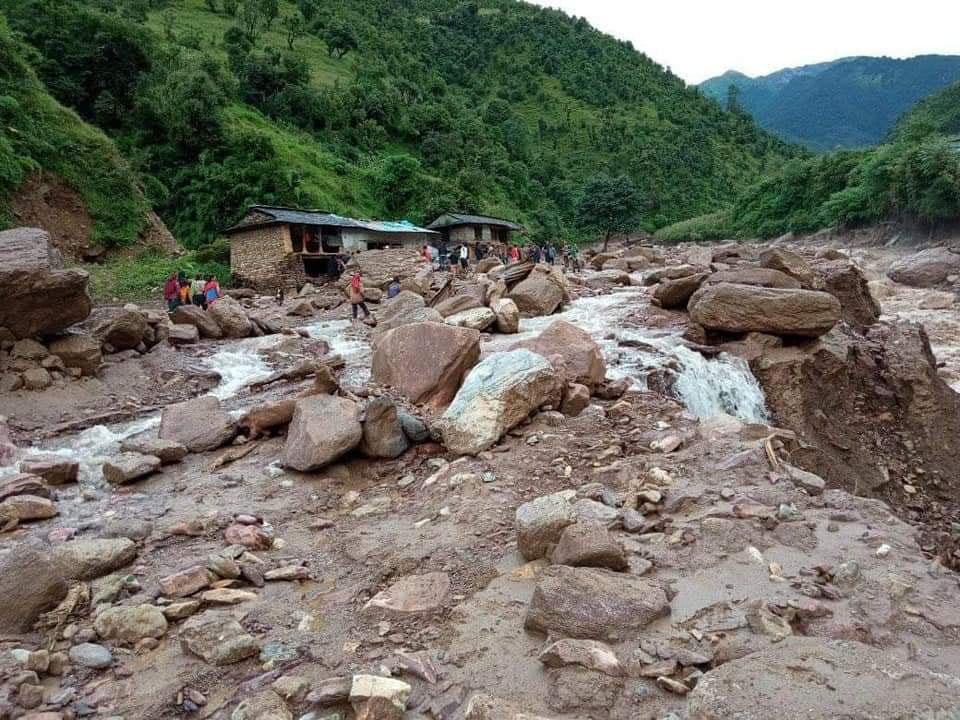 पहिरोले थुनिएको किम्रुङ खोला खुल्यो, तटीय बस्तीको जोखिम तत्काललाई टर्यो